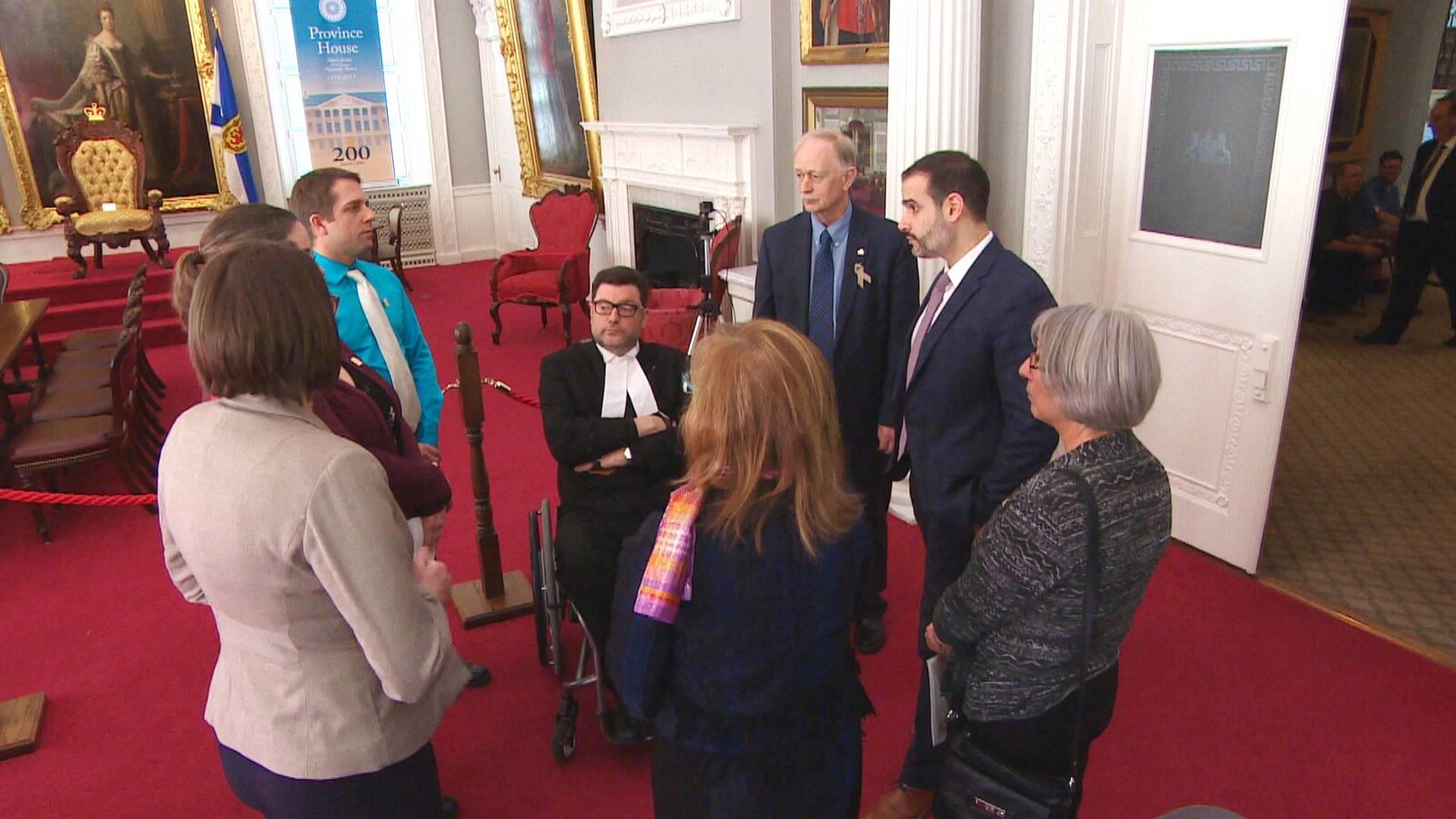 Des représentants de l'École des Beaux-Marais discutent avec le ministre Zach Churchill à Province House, à Halifax, le 13 mars 2019.