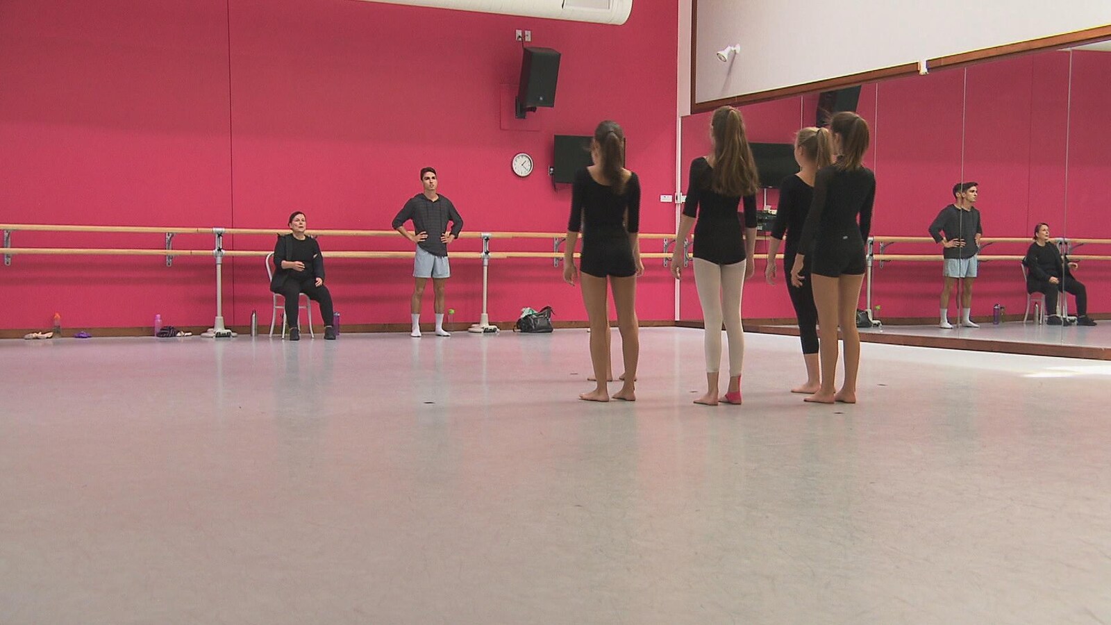 Des danseuses écoutent les conseils de la chorégraphe Hélène Blackburn.