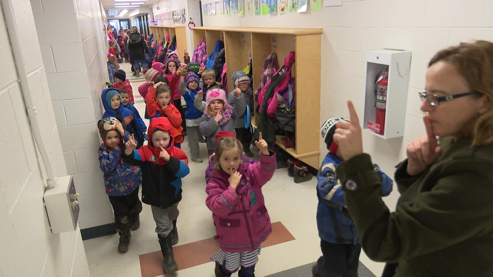 Les élèves de l'école élémentaire publique Madeleine-de-Roybon après la récréation.
