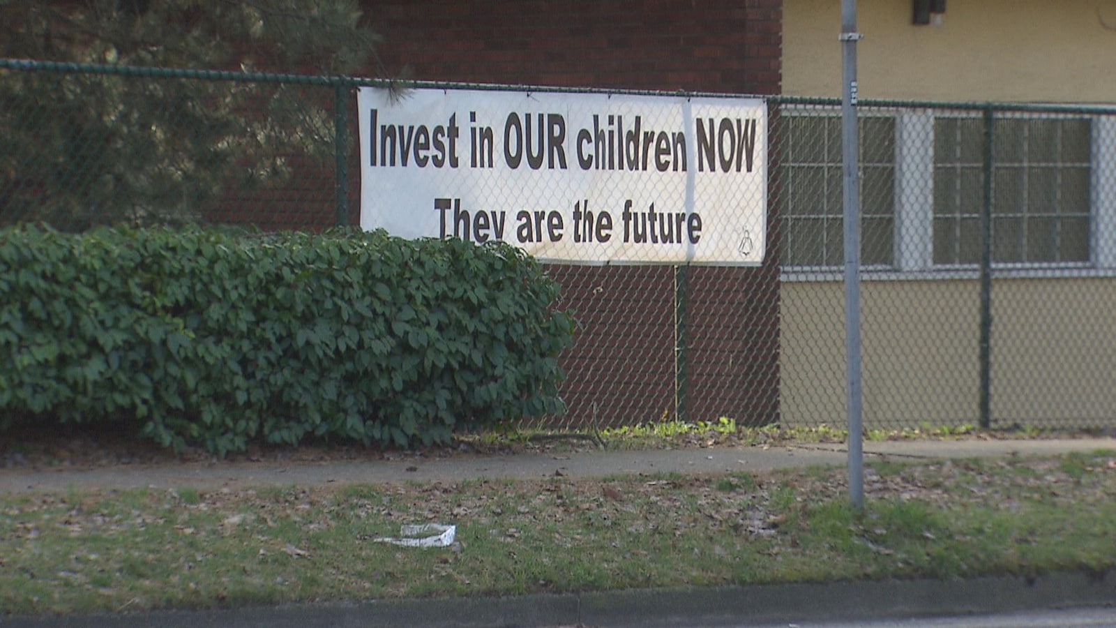 Un écriteau sur le mur de l'école Henry Hudson sur lequel on peut lire "Invest in our children now they are the furture"