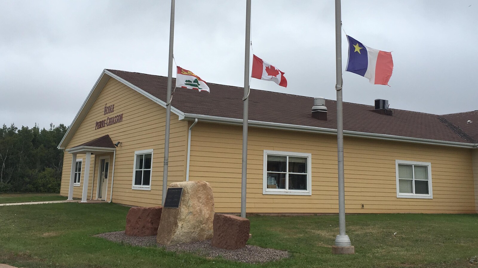 Les drapeaux ont été mis en berne devant l'école Pierre-Chiasson, dans l'ouest de l'Île-du-Prince-Édouard, à la suite du décès tragique d'une enseignante, happée par un véhicule alors qu'elle était à vélo.