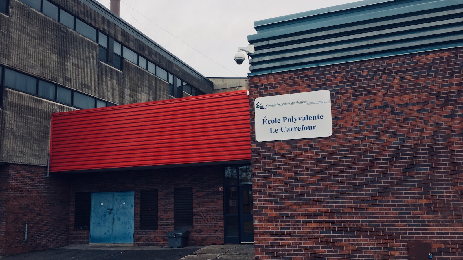 Une photo de l'extérieur de l'école, au printemps.