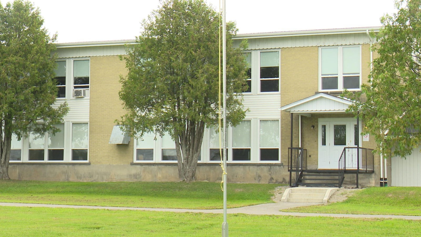 Une école primaire en été.