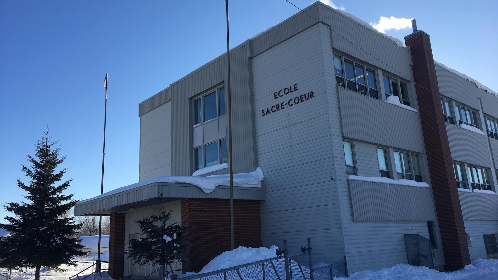 Une école nommée Sacré Coeur, en hiver.