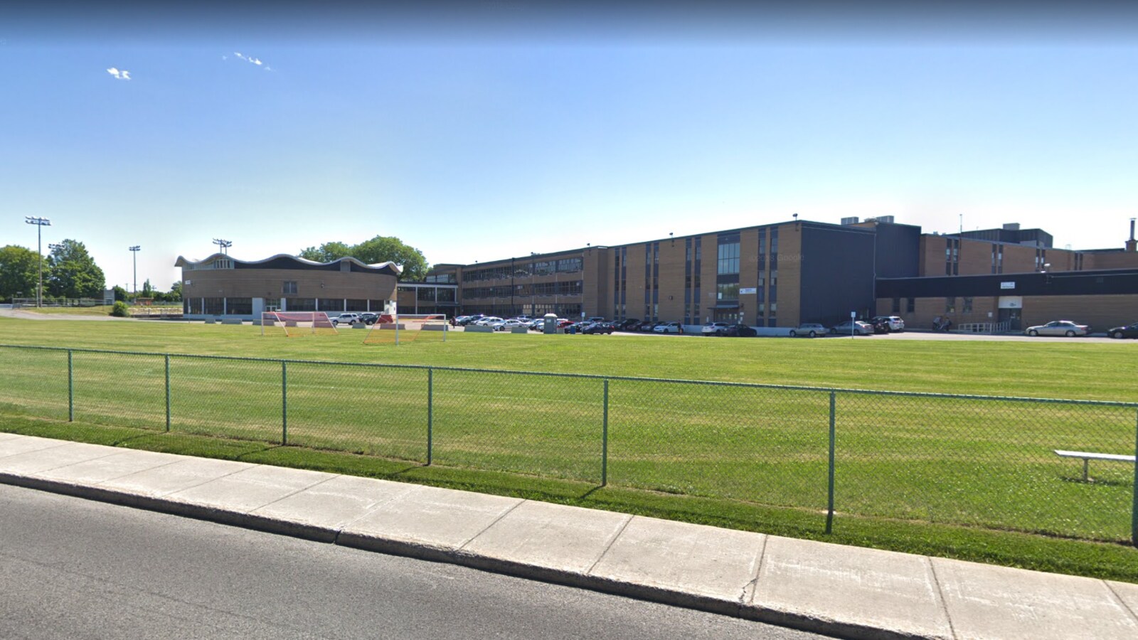L'école et son terrain de soccer, en été.