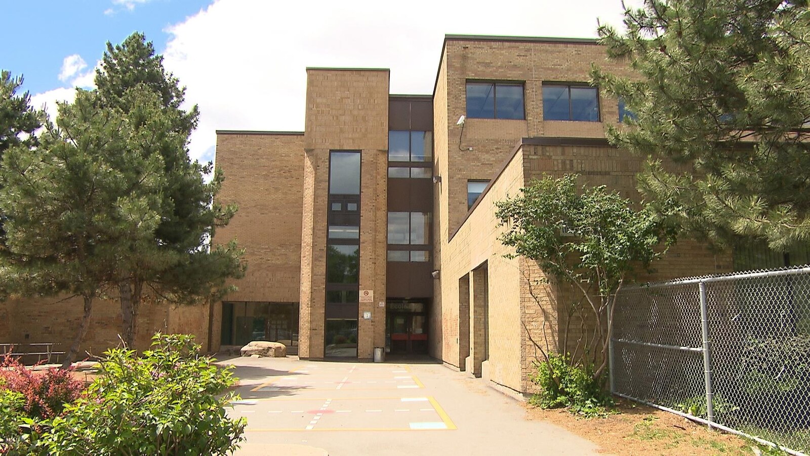 Une entrée de l'école Louis-Riel.