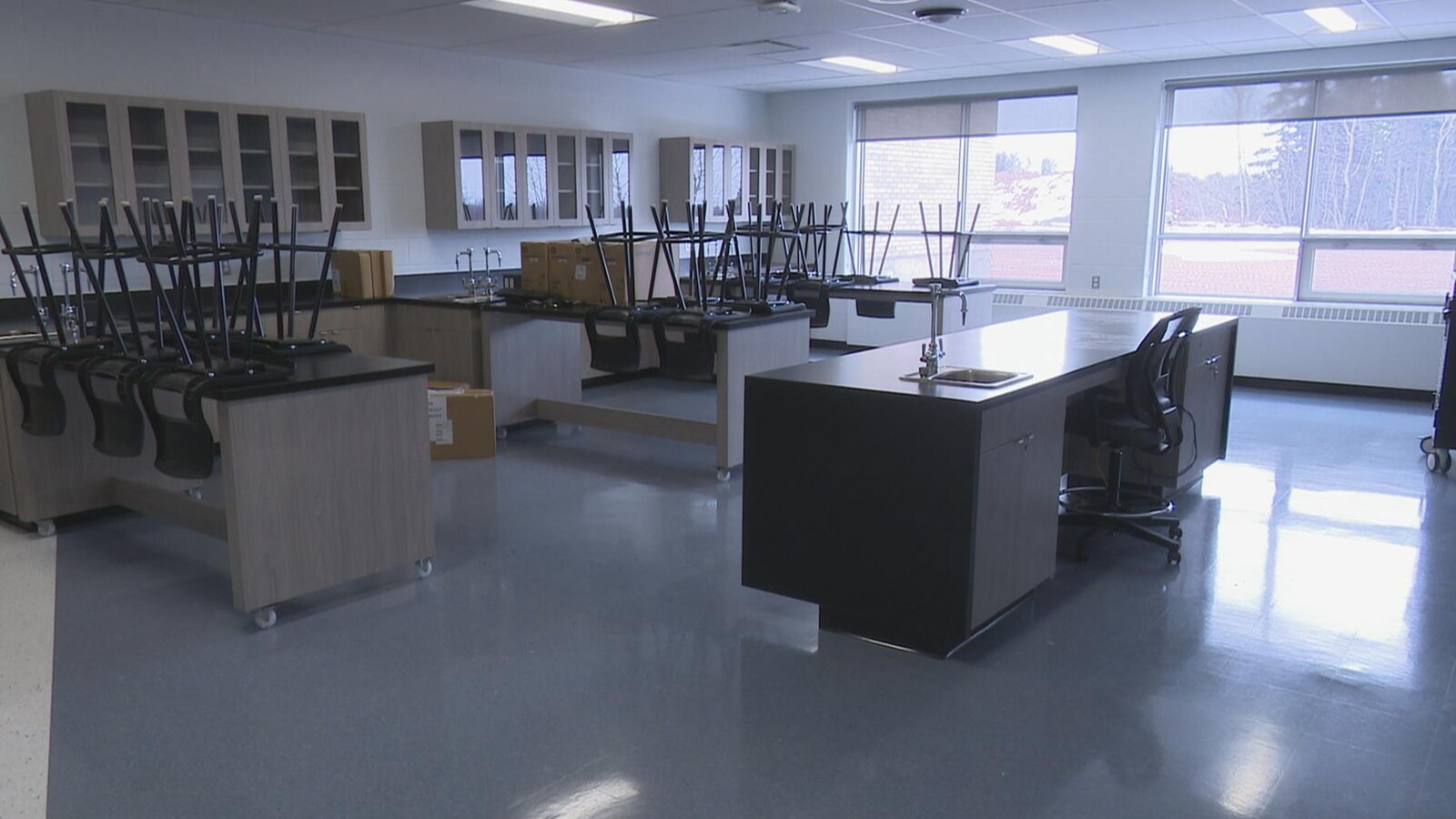 Un laboratoire dans une école.