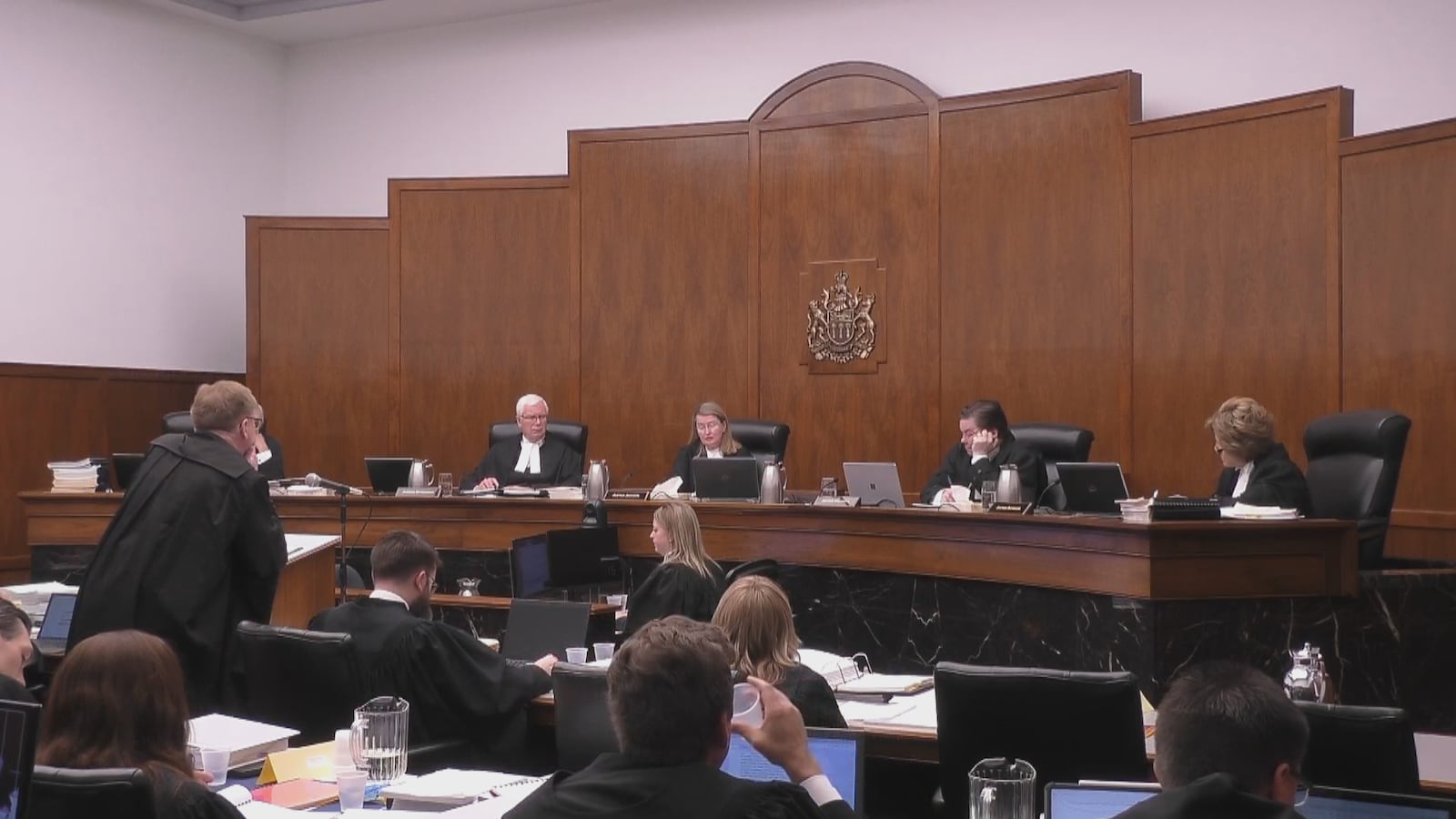 Un avocat s'adresse aux juges de la cour d'appel de la Saskatchewan.