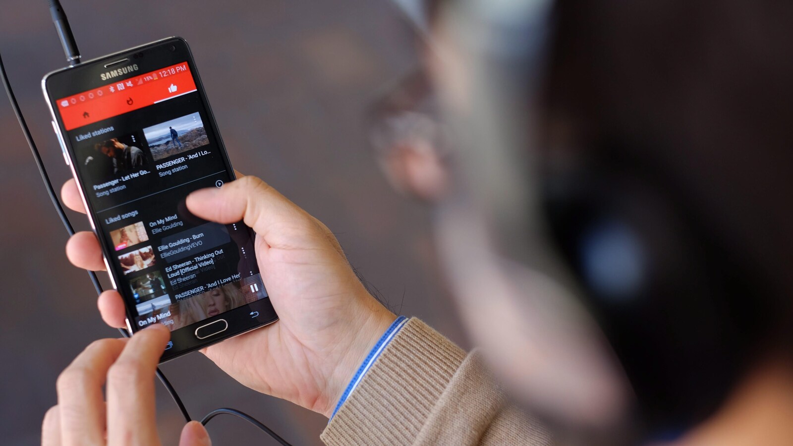 Un homme écoute de la musique par le biais de l'application YouTube Music