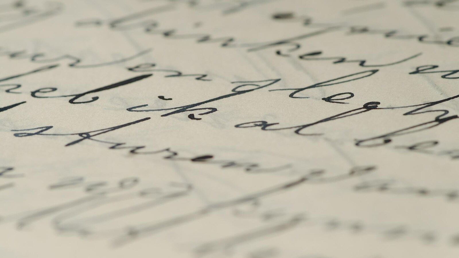 Des lignes d'écriture noires sur une feuille de papier blanc