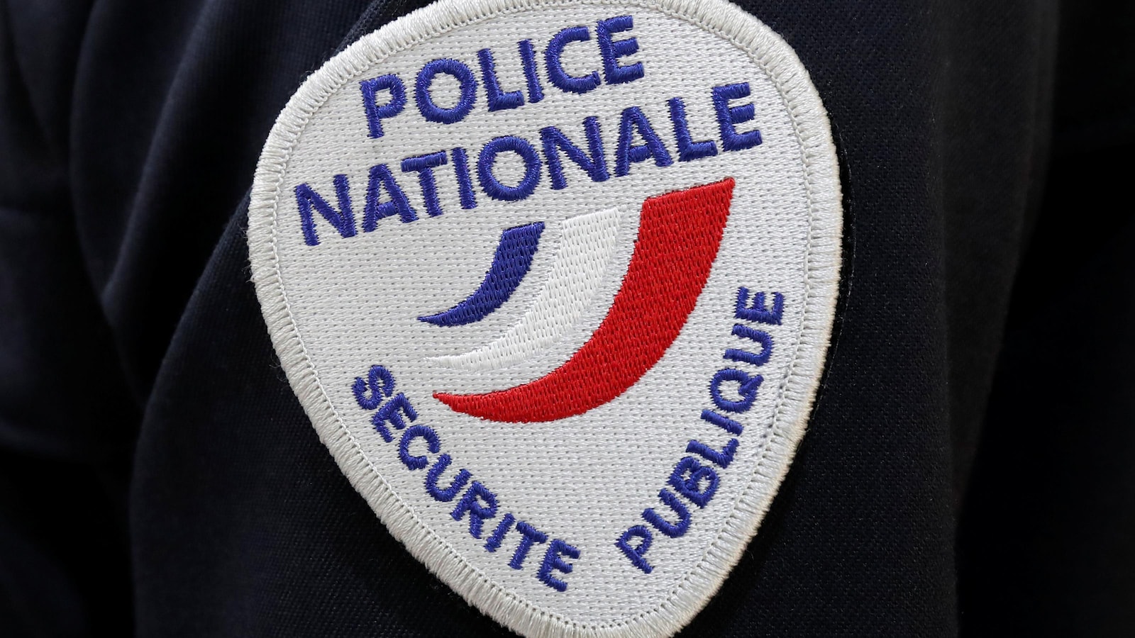 Un écusson de la police nationale française. Aux couleurs bleu, blanc, rouge.