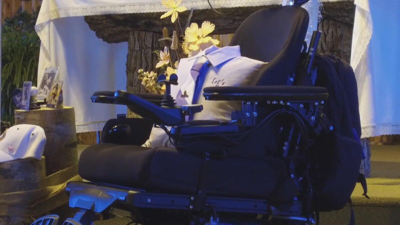 Un fauteuil roulant.