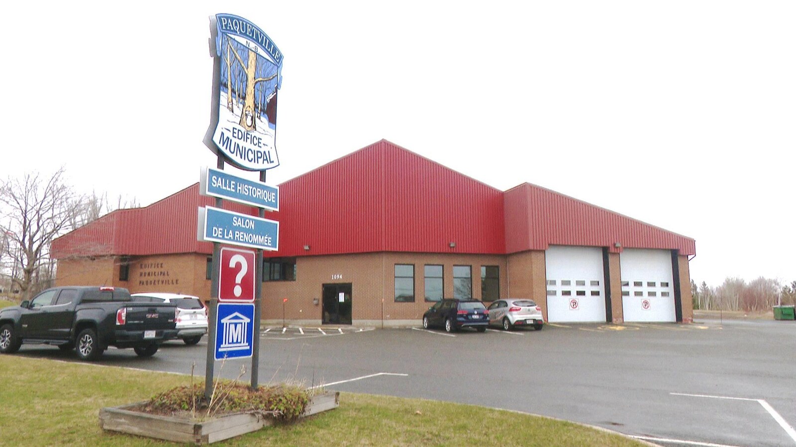 Vue de l'extérieur, l'édifice municipal de Paquetville en mai 2019.