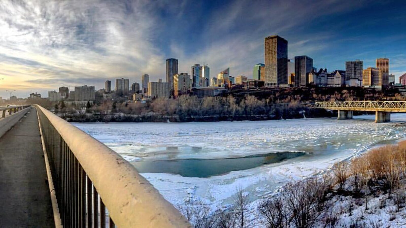 Une vue du centre-ville d'Edmonton en hiver depuis l'autre côté de la rivière Saskatchewan Nord.