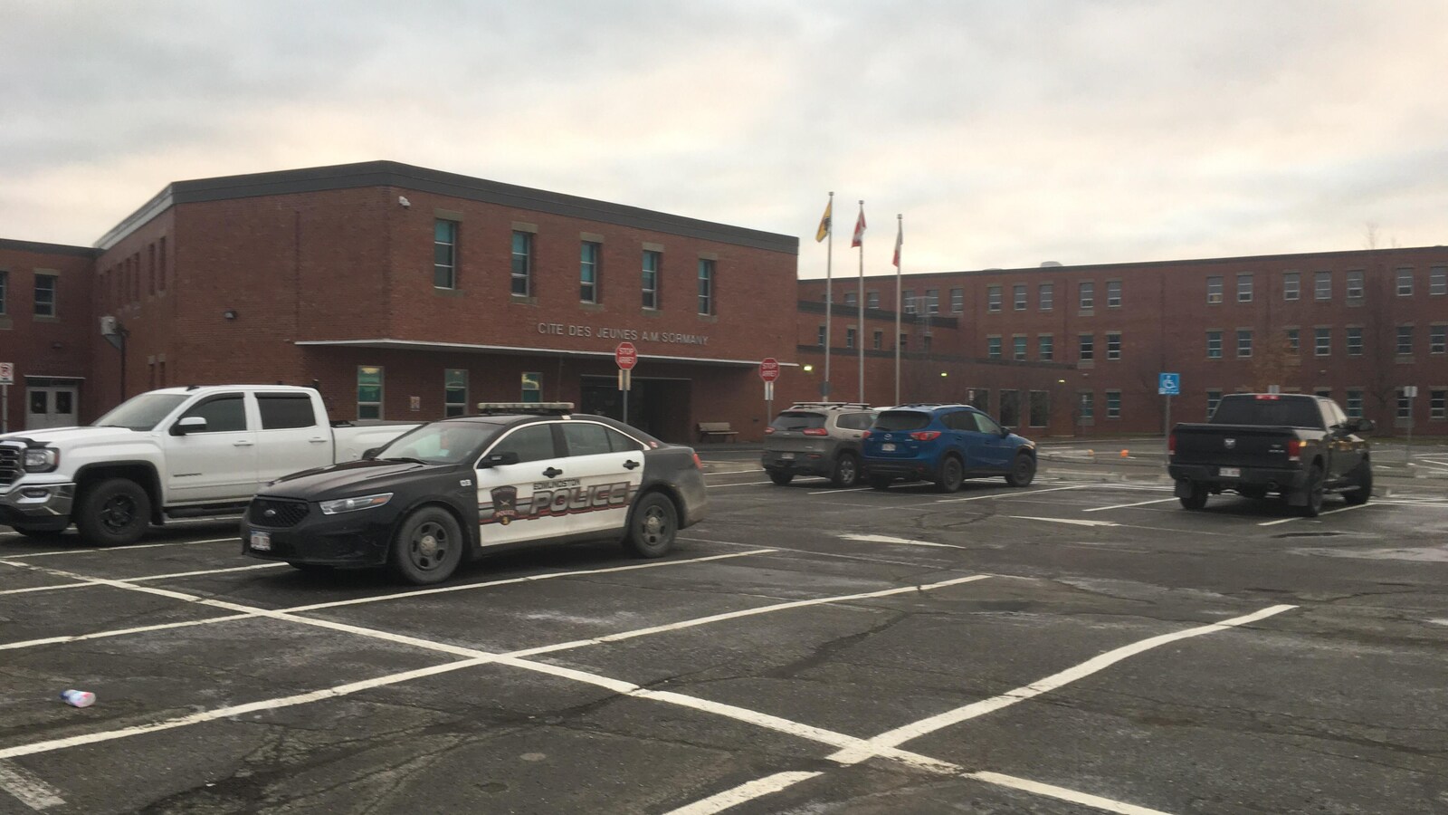 Une voiture de police dans le stationnement de l'école.