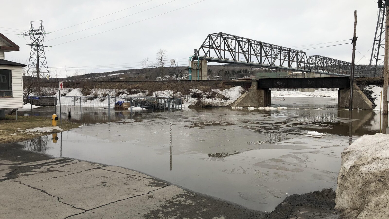 Les eaux d'une rivière s'avancent dans une rue.