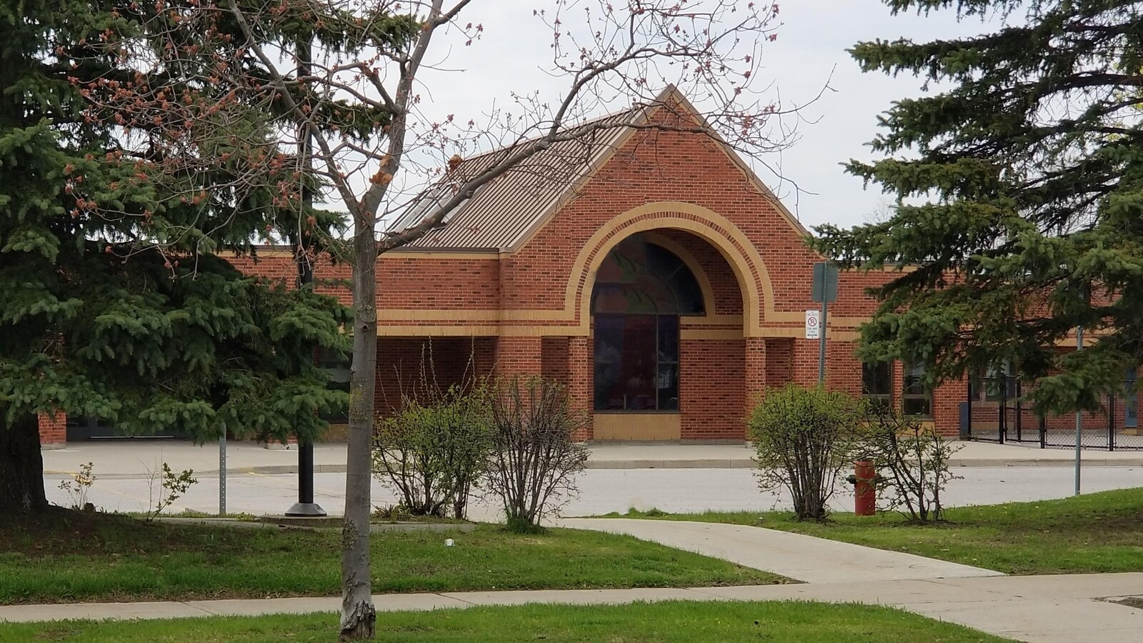 On voit la nouvelle école intermédiaire catholique Renaissance à Maple.