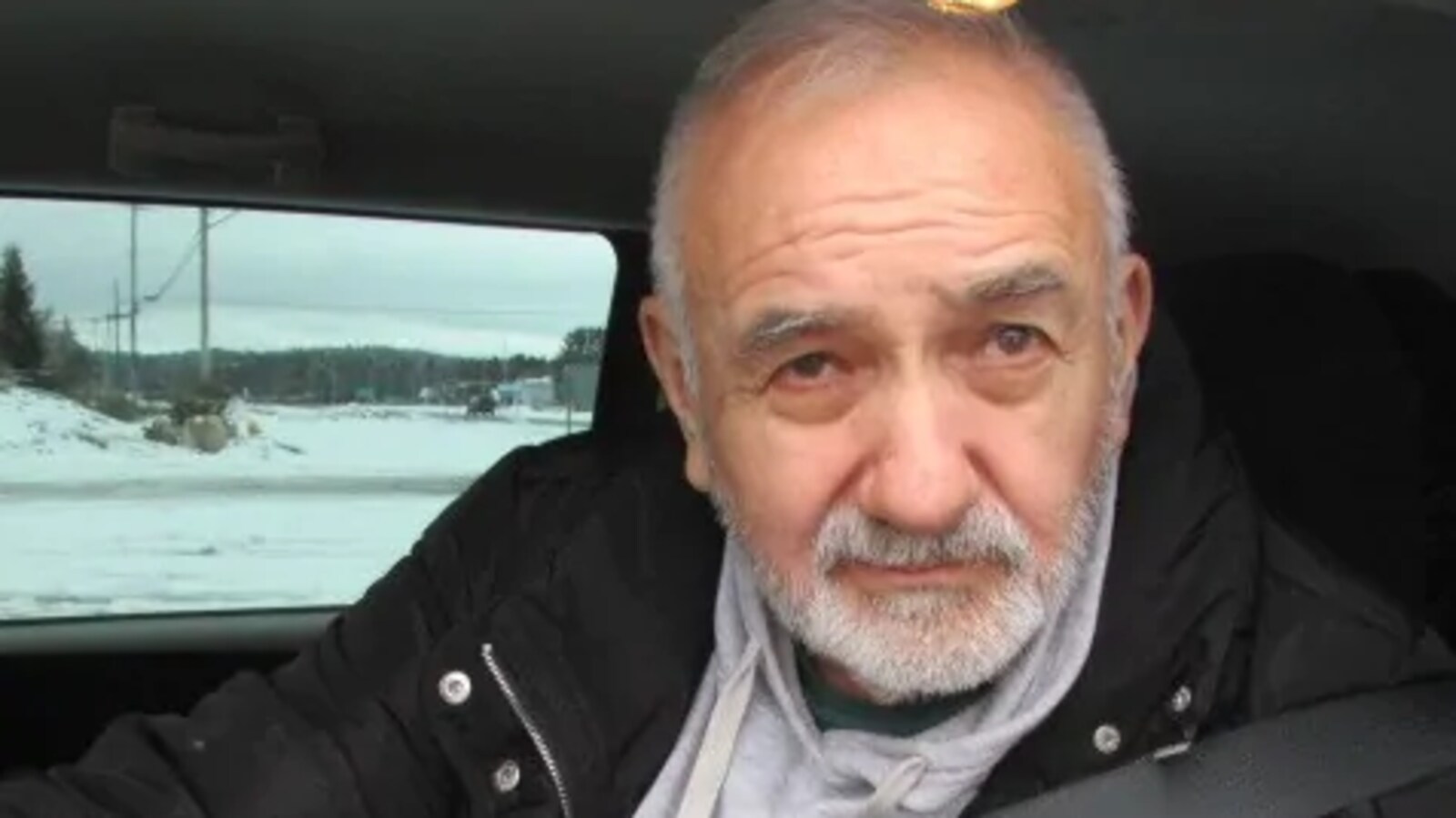 Portaint d'un homme dans une voiture.