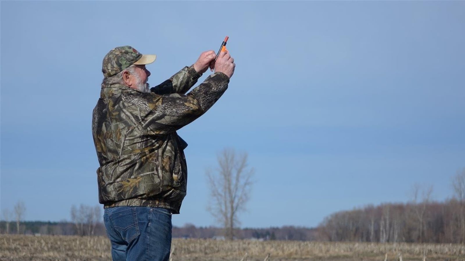 Léonard Traversy fait lever les oiseaux migrateurs dans les champs avec ce fusil sonore depuis 15 ans