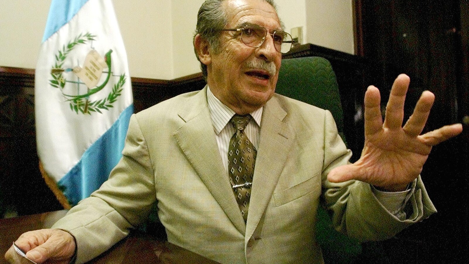 Photo d'archives datant de juillet 2002 montrant l'ancien dictateur guatémaltèque, Efrain Rios Montt, dans son bureau lors d'une entrevue avec l'agence Reuters.