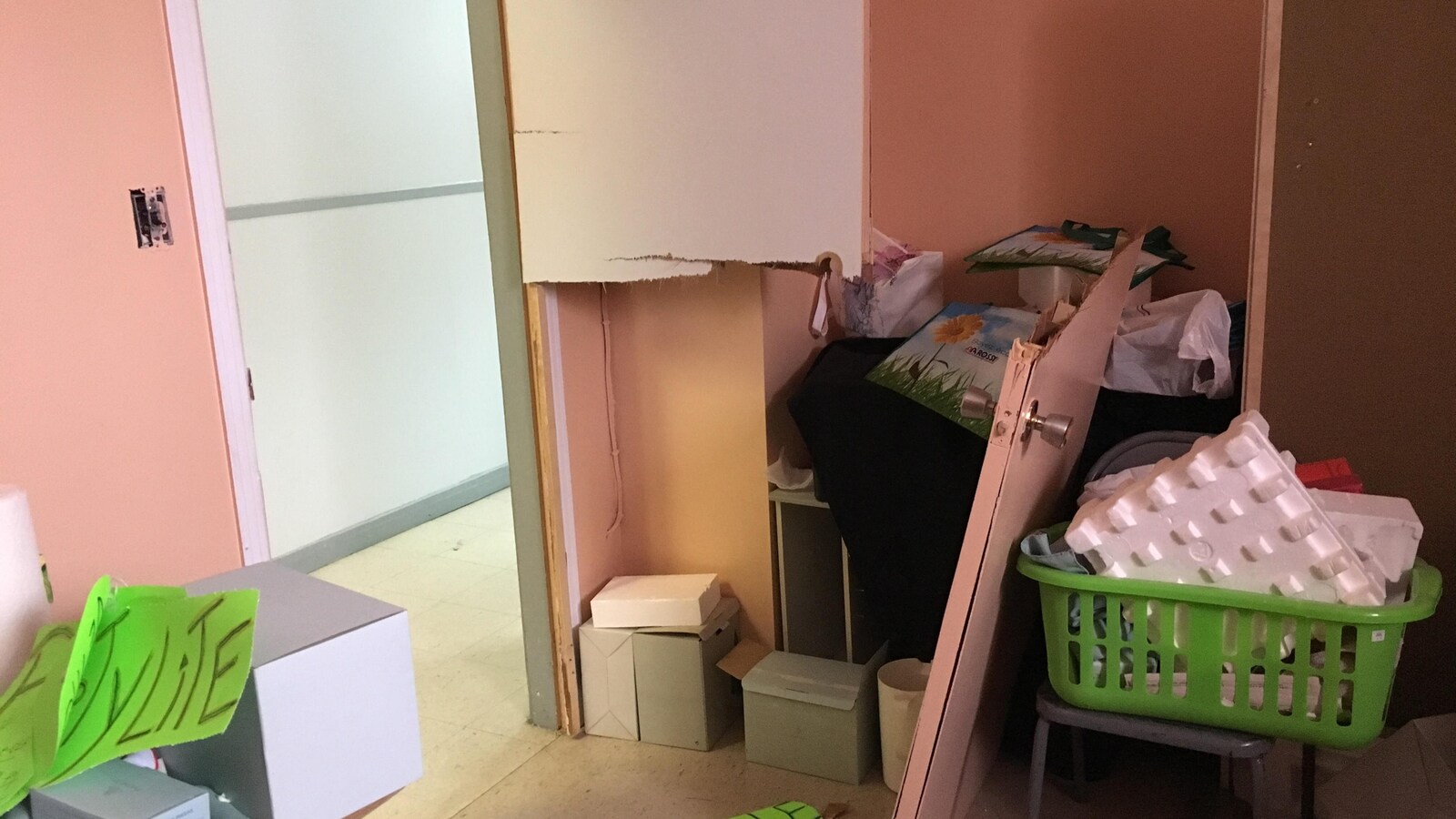 Cette porte a été défoncée par des vandales.