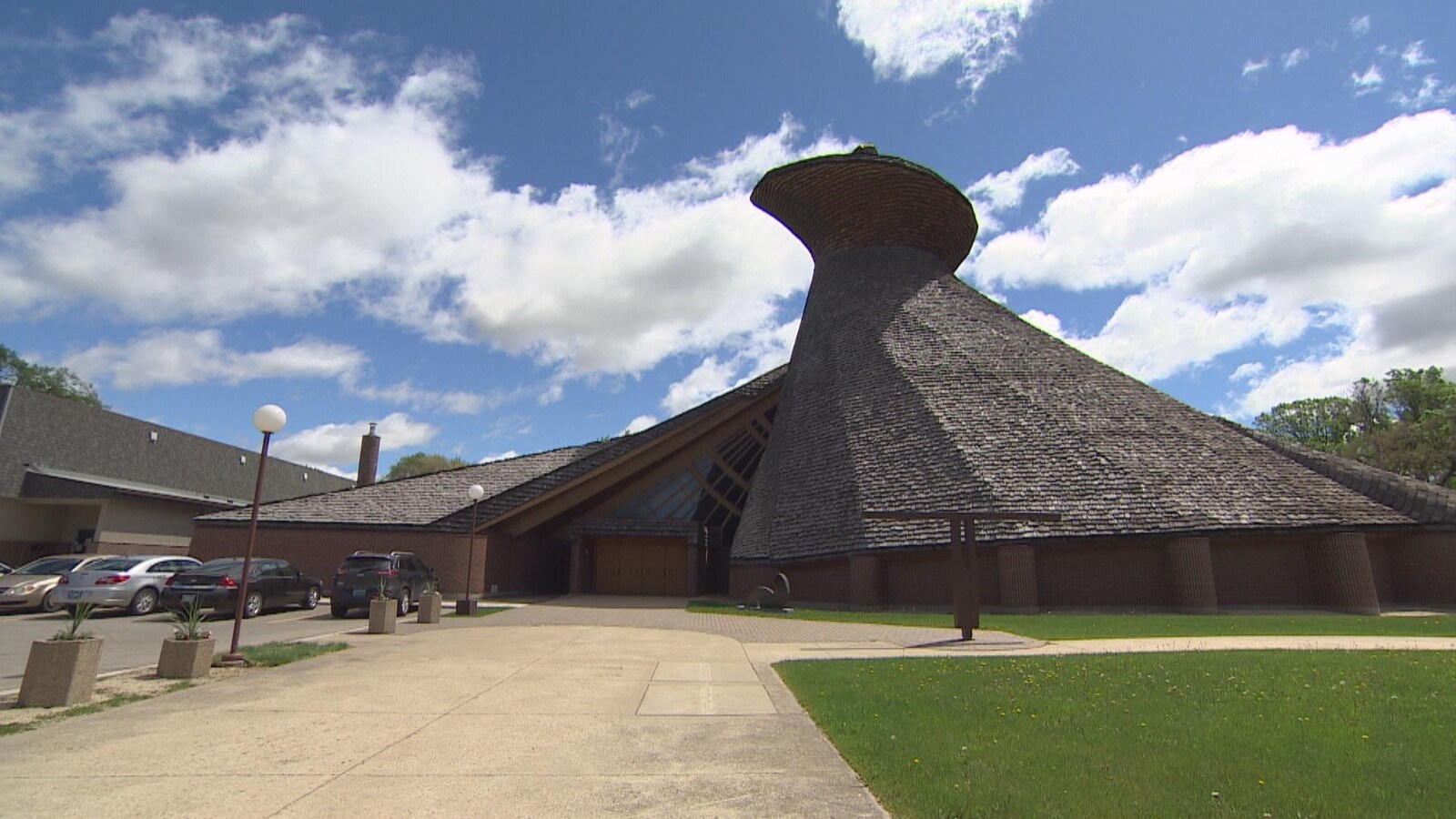 Une église avec un toit hélicoïdal en bardeaux.