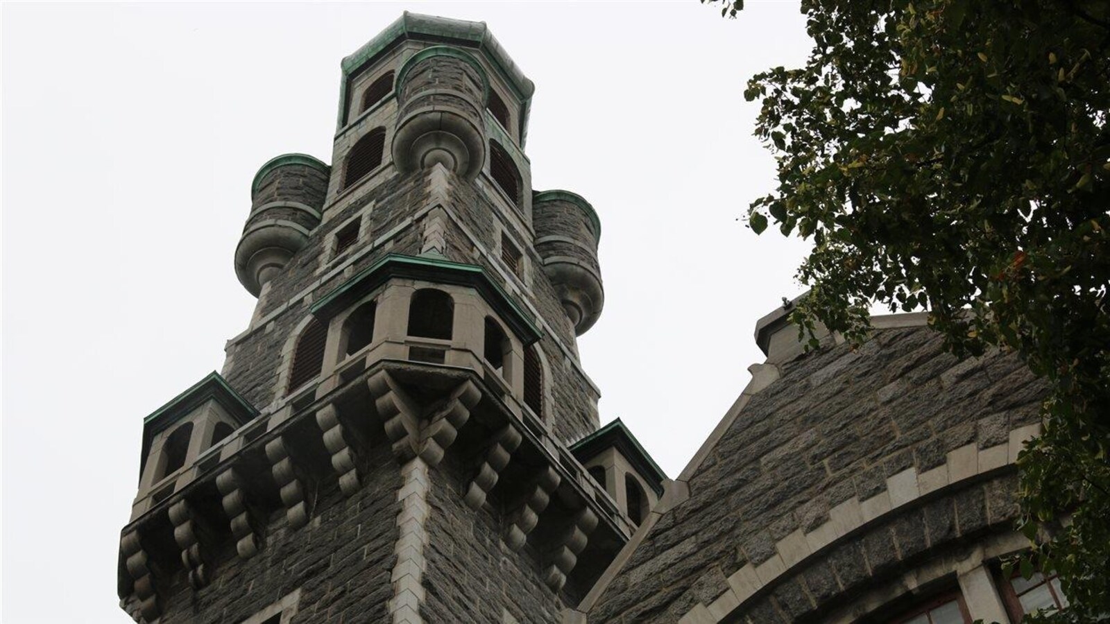 L'église Saint-Coeur-de-Marie photographiée en contre-plongée, en été