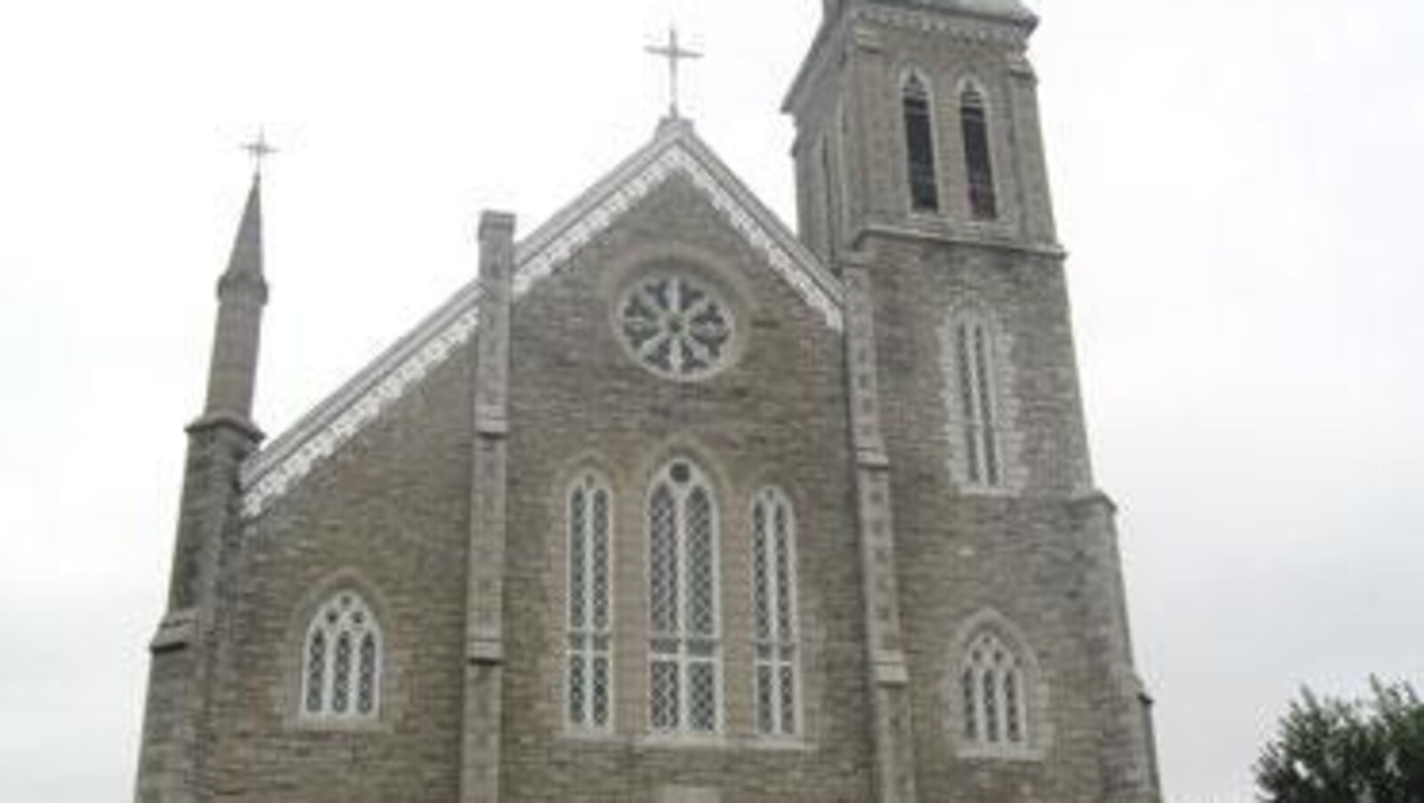 Vue frontale de l'Église Saint-François-de-Sales de Gatineau