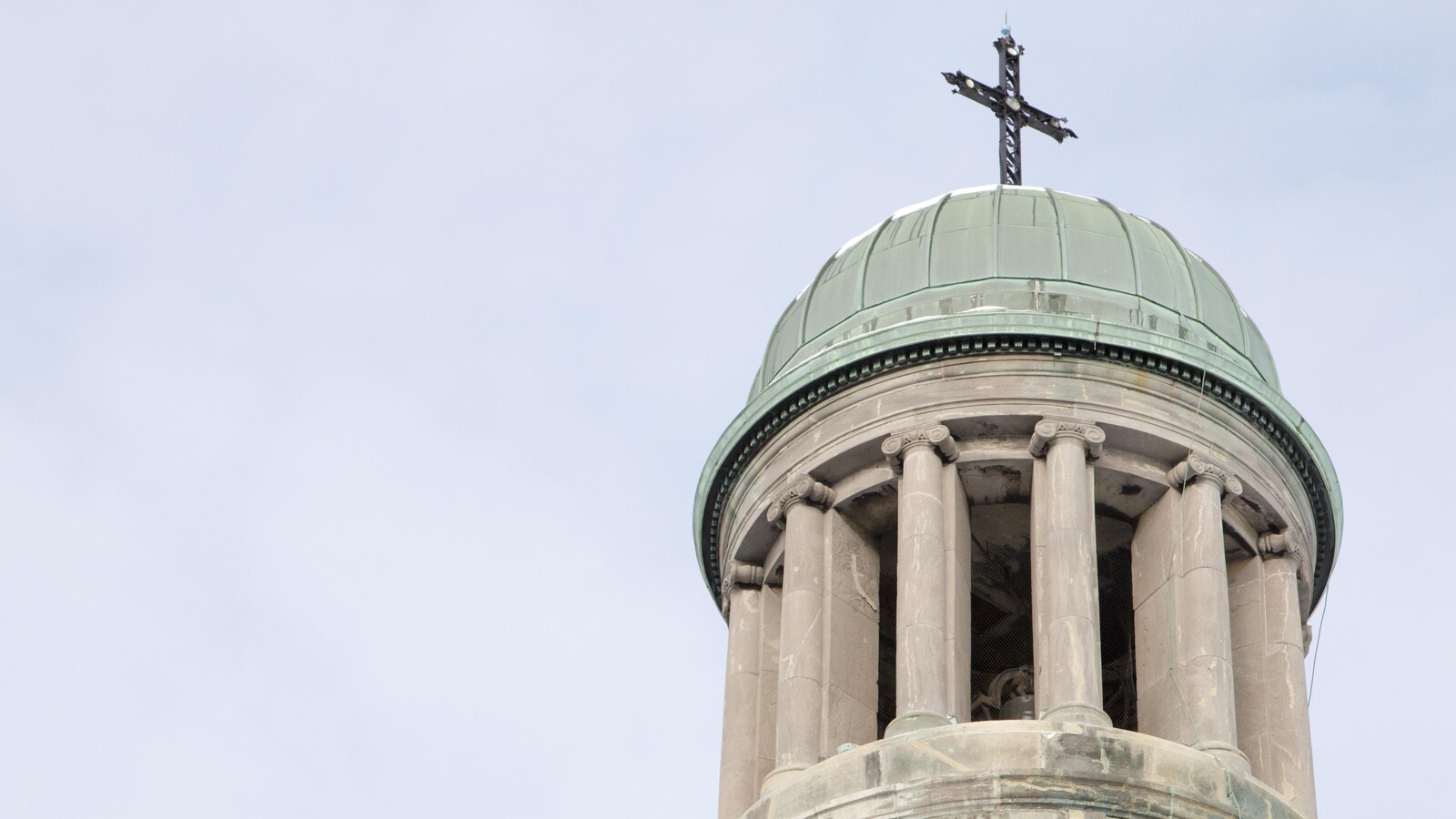 L'un des clochers de l'église Saint-Jean-Baptiste, à Montréal.