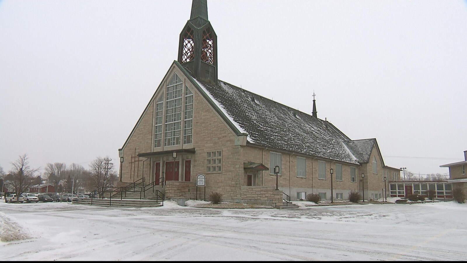 L'église avec son stationnement enneigé