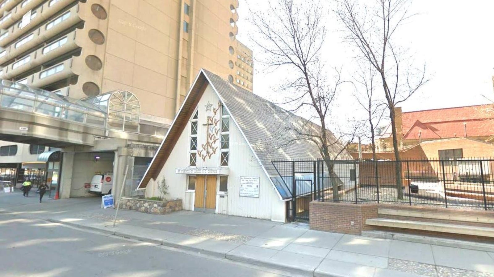Vue extérieure de l'église Saint-François d'Assise à Calgary.