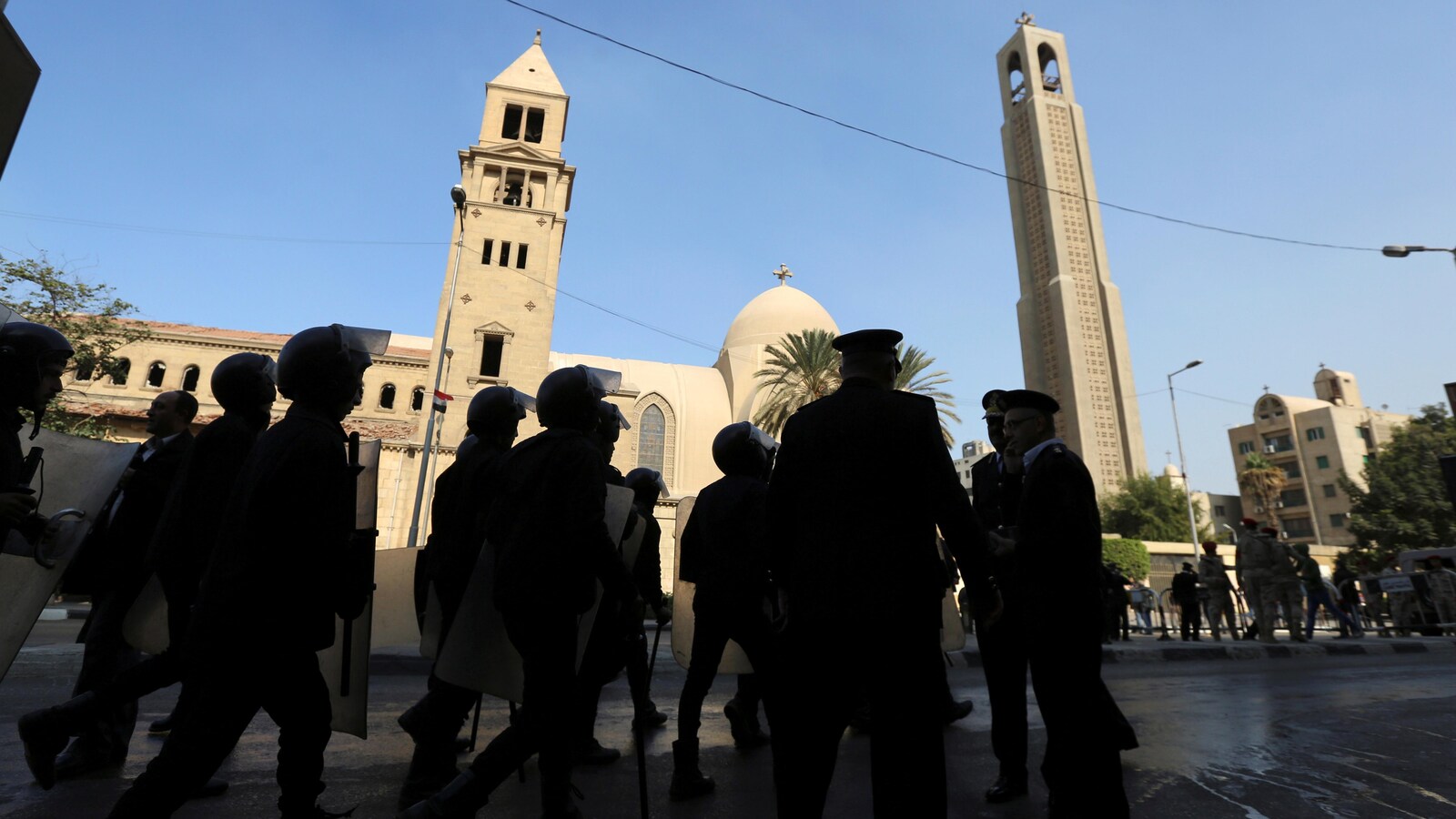 Des agents des forces de sécurité égyptiennes devant la cathédrale copte au Caire, après l'explosion