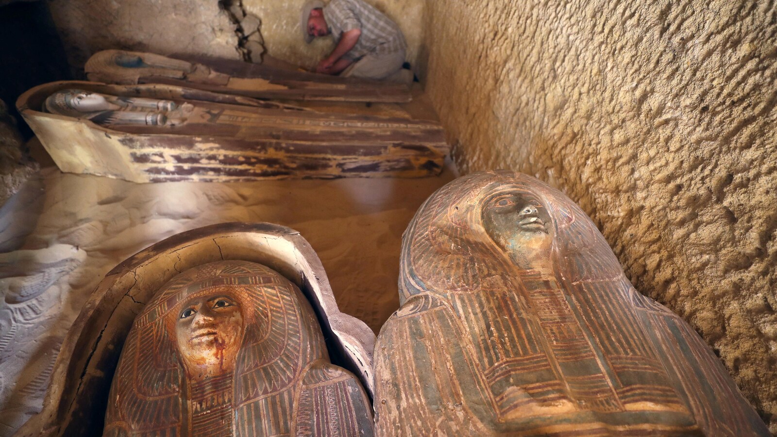 Deux sarcophages sont posés sur le sol.