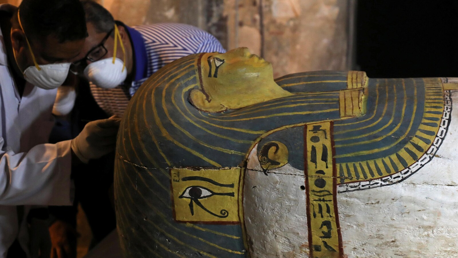 Le ministre égyptien des Antiquités Khaled Al-Anani examine un sarcophage découvert dans une nouvelle tombe à Louxor.