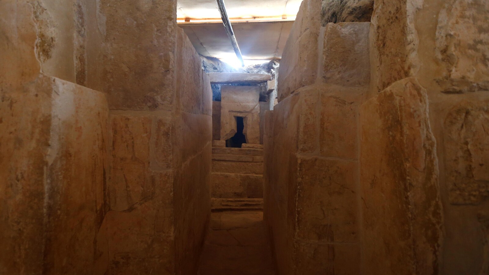 L'intérieur d'un tombeau vieux de 4400 années découvert en banlieue du Caire en Égypte.