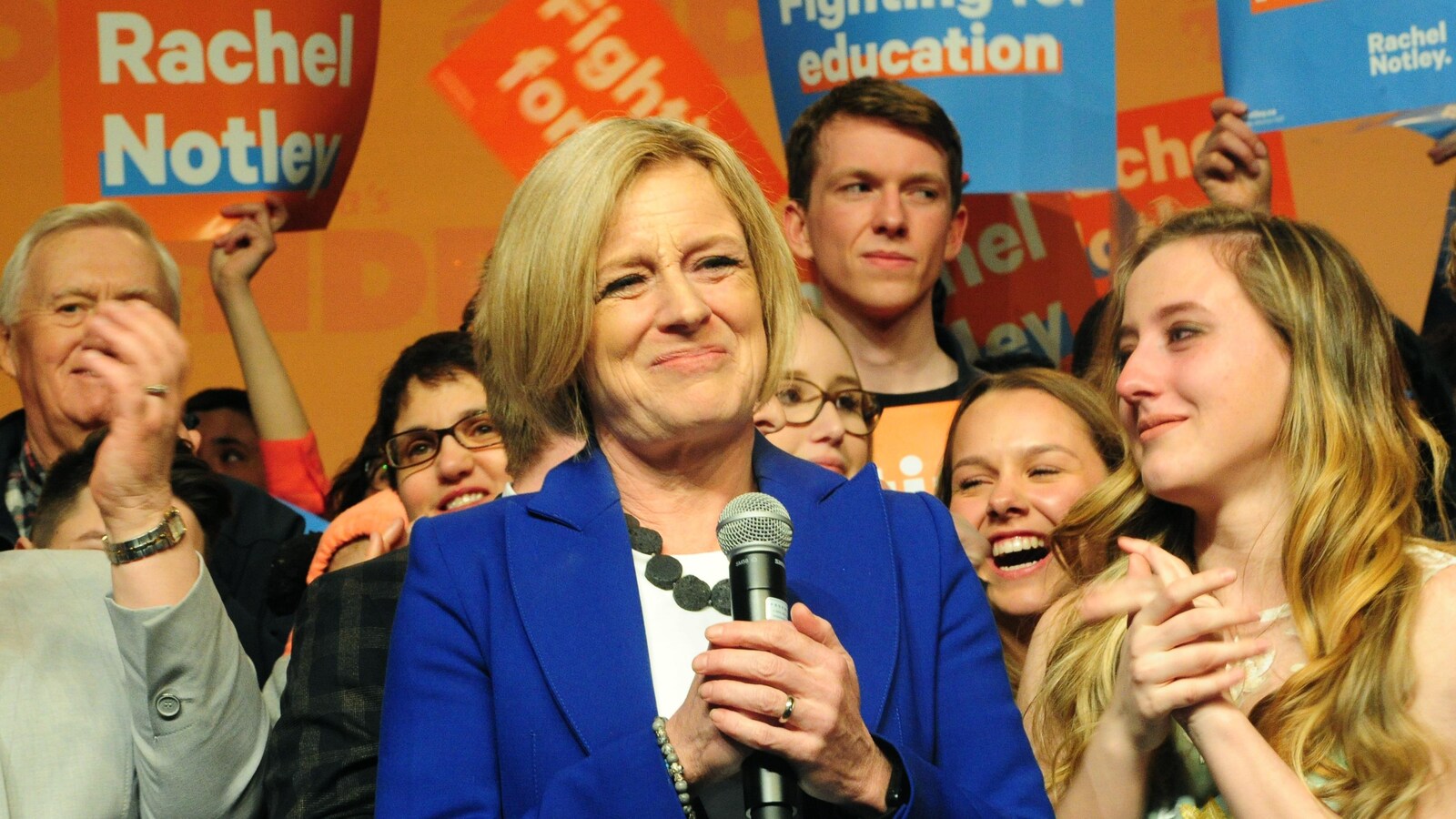 Rachel Notley entourée de membres de sa famille et de son équipe.