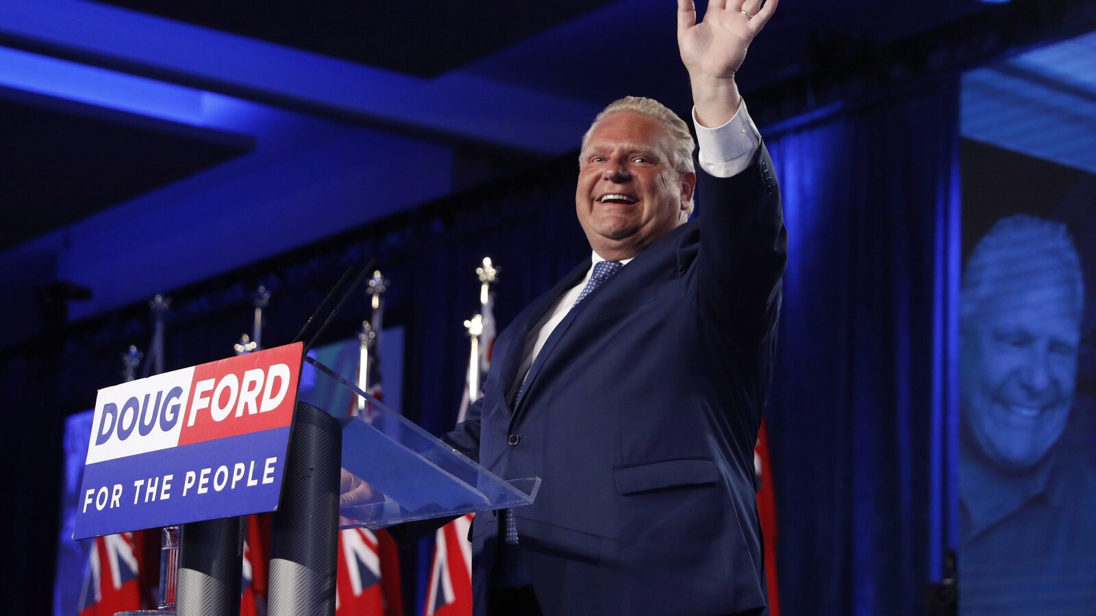 Doug Ford salue la foule.