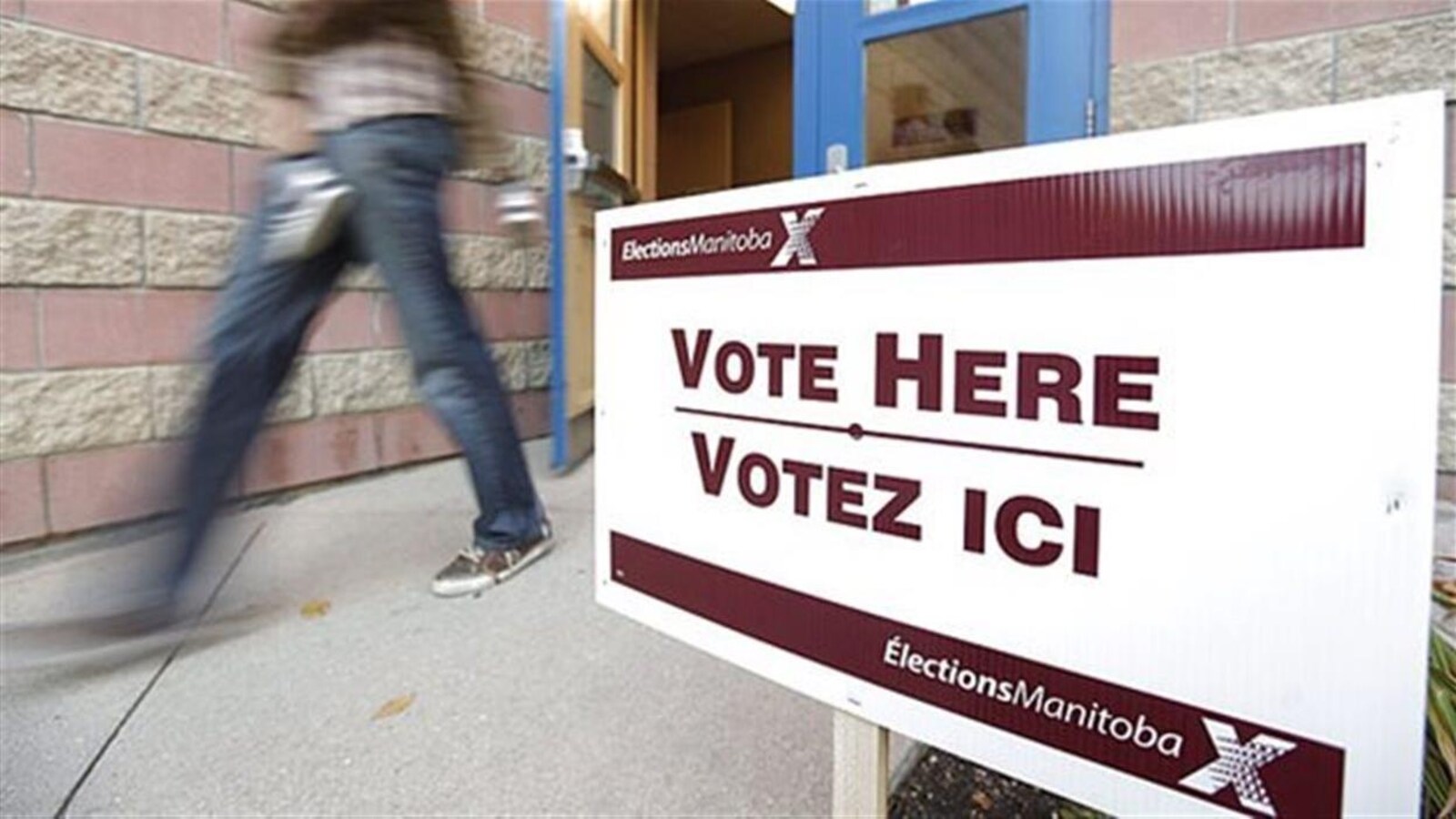 Un panneau devant un bureau de vote lors de l'élection provinciale au Manitoba