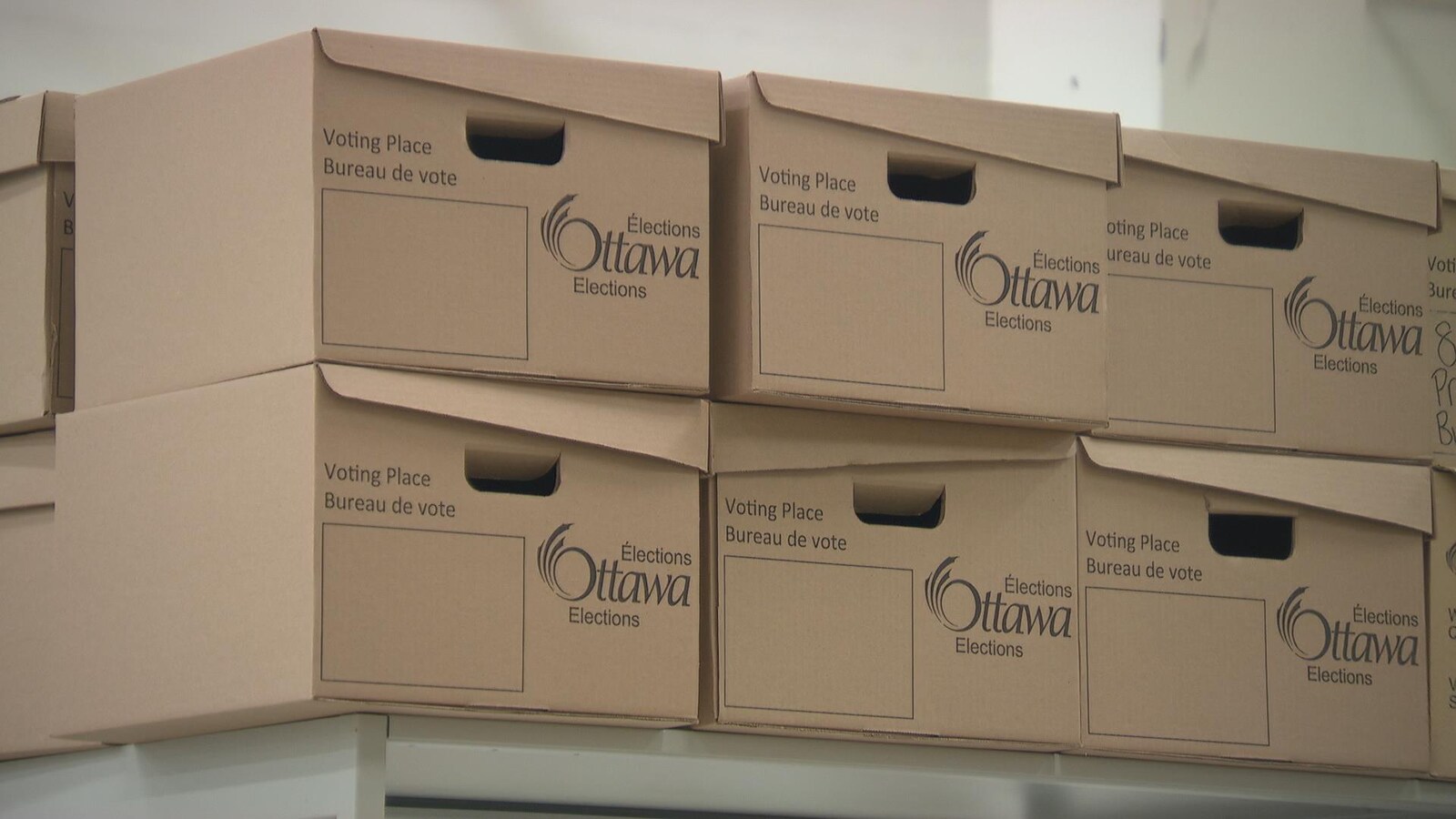 Des cartons à l'effigie d'Élections Ottawa
