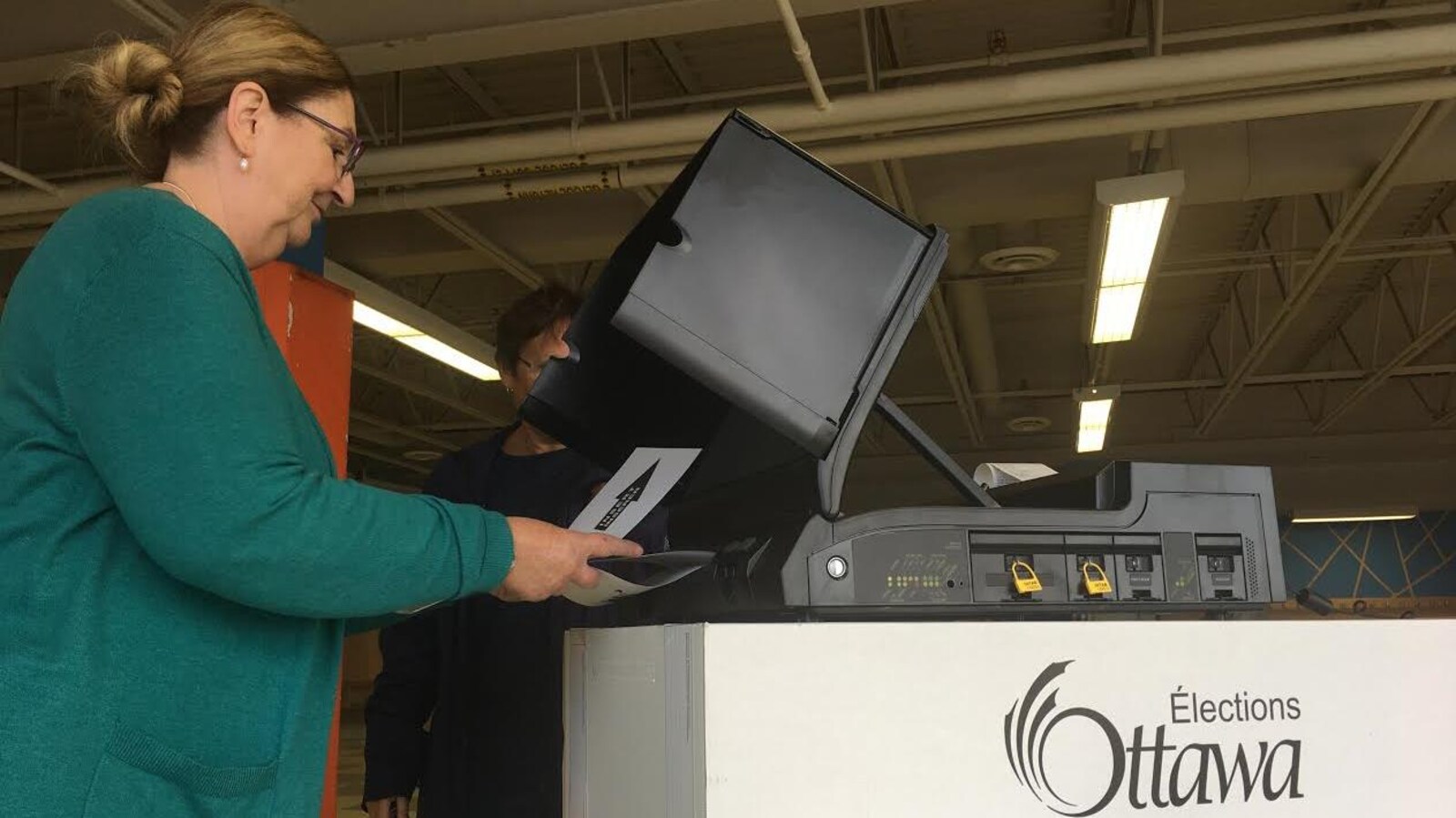 Une électrice ottavienne qui vote par anticipation et complète son bulletin de vote