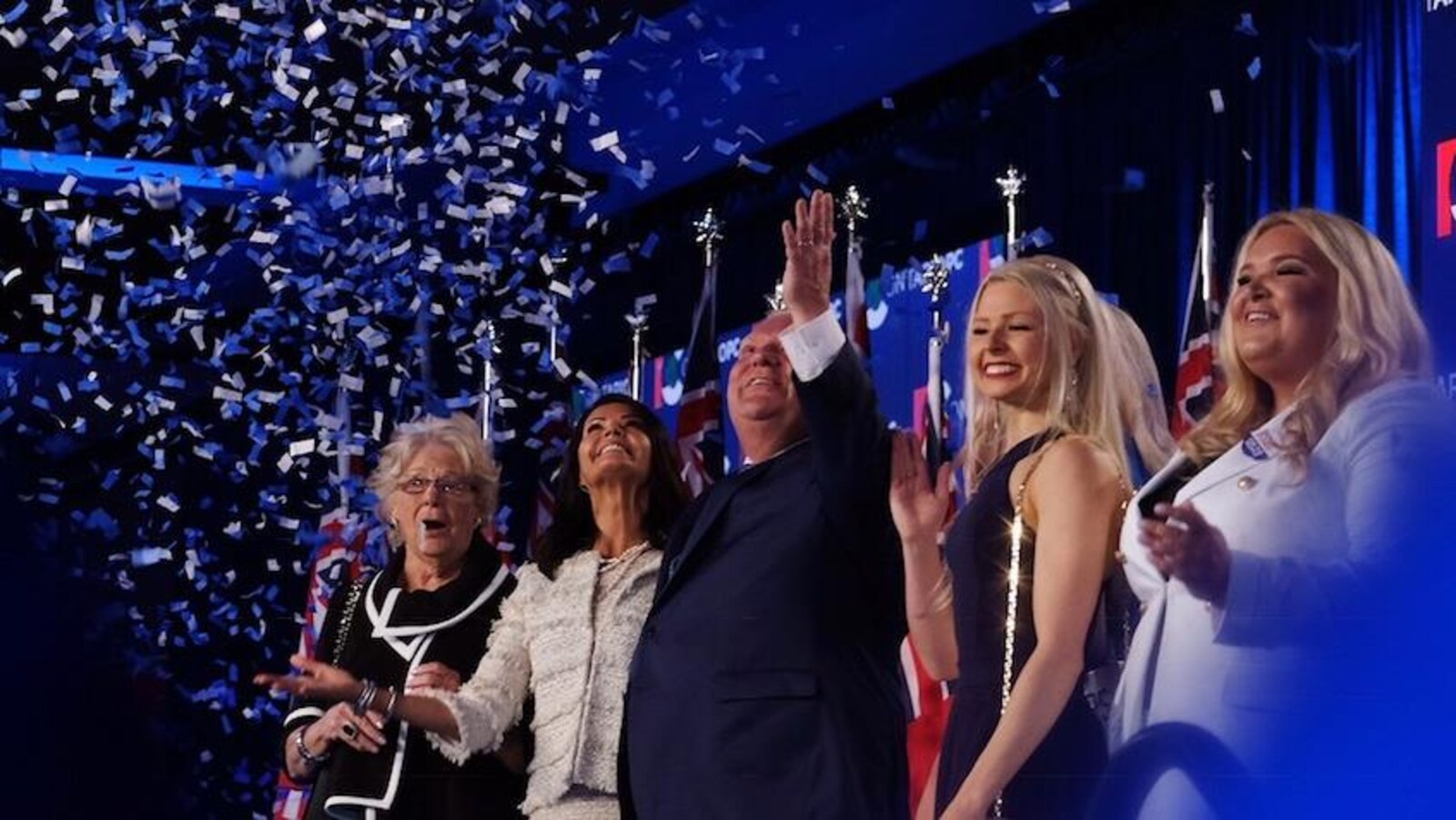 Doug Ford célèbre sa victoire entouré de sa famille.