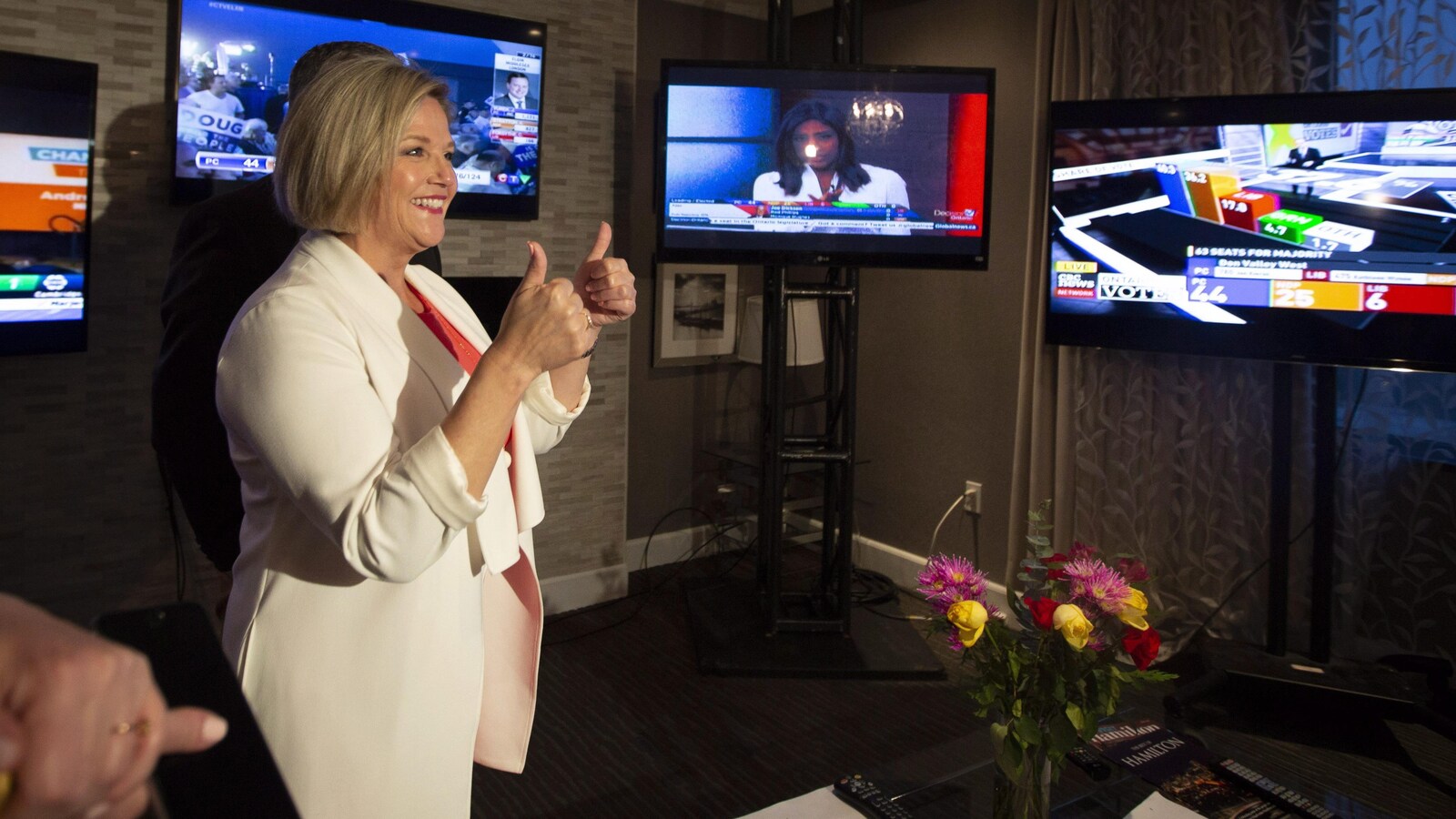 La chef néo-démocrate Andrea Horwath suit avec satisfaction le dépouillement du vote.