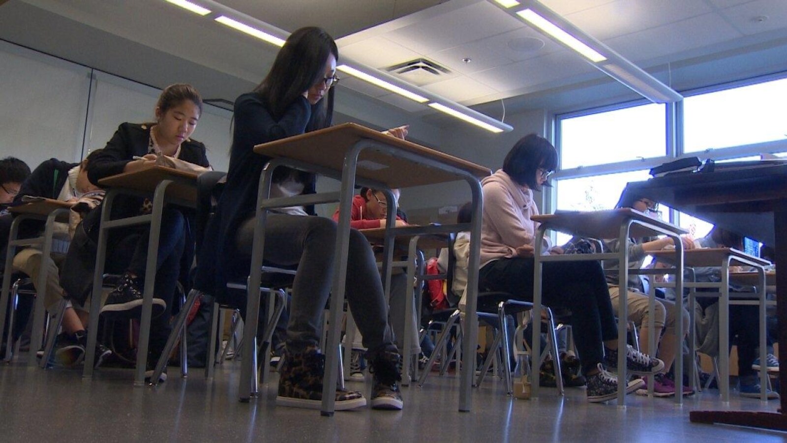 Des élèves dans une classe d'anglais langue seconde.
