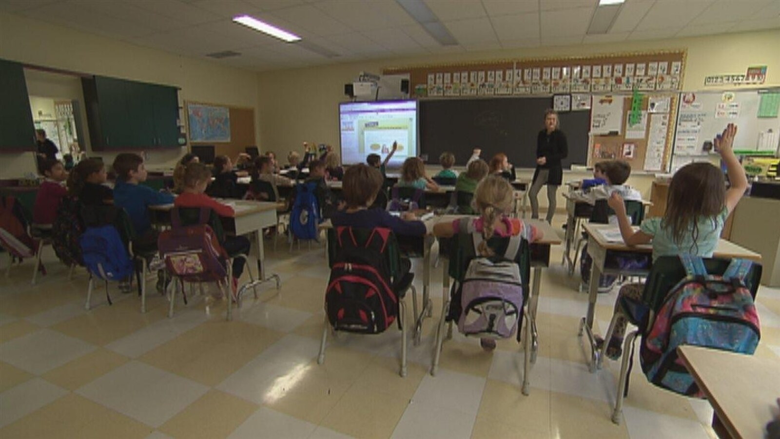 Des élèves dans une classe d'école primaire