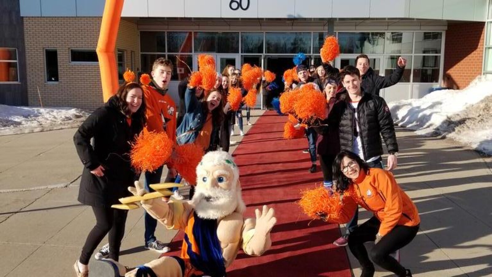 Des élèves enthousiastes qui forment une haie d'honneur devant l'École L'Odyssée.