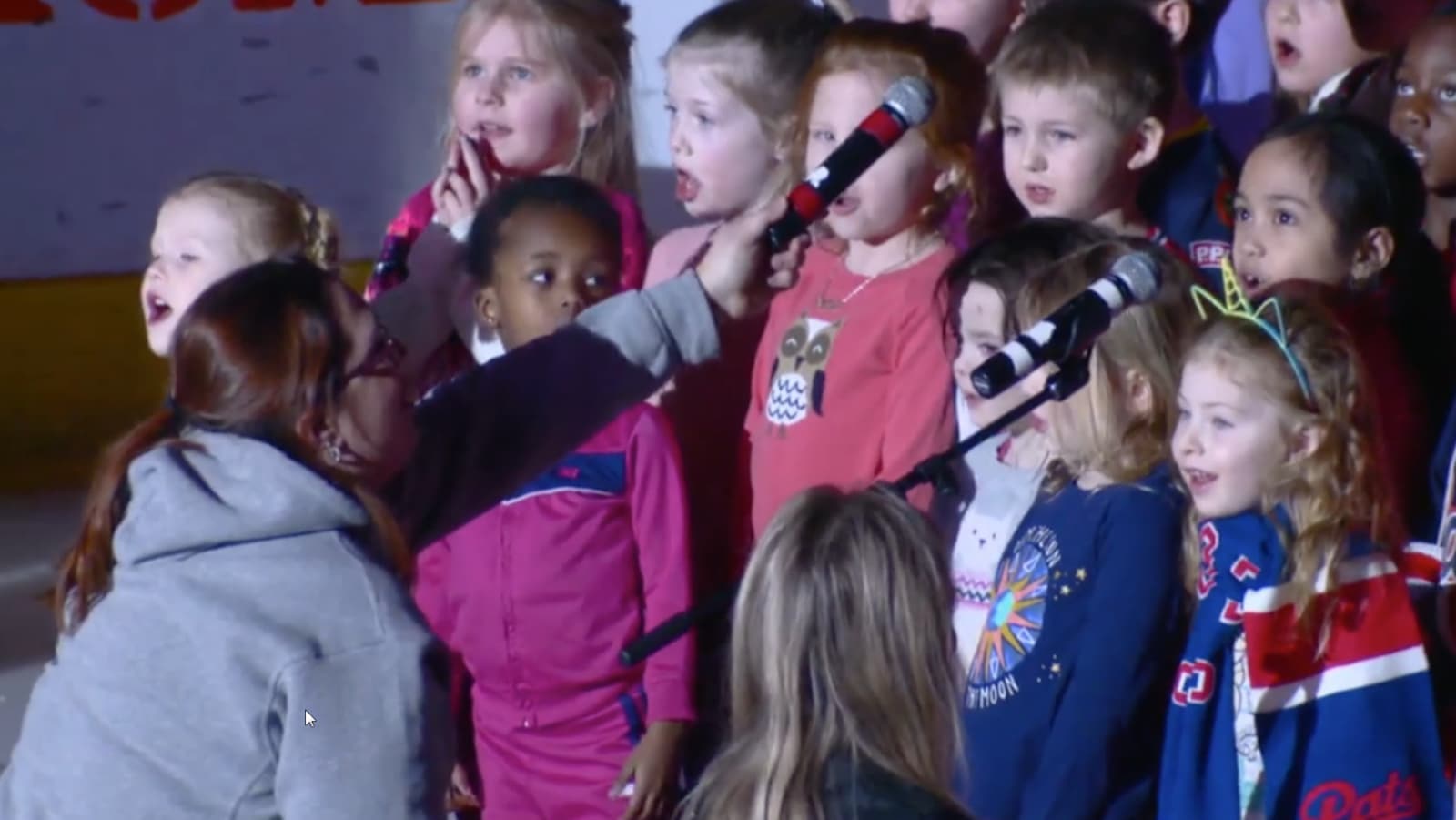 Des élèves d'immersion française de l'École St. Mary de Regina ont chanté l'hymne natioanle du Canada.
