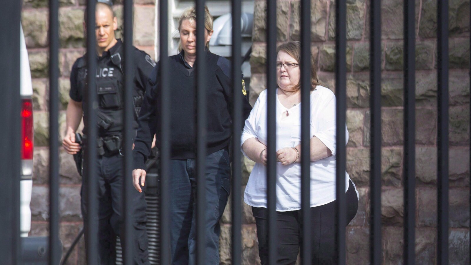 Elizabeth Wettlaufer à l'extérieur du palais de justice de Woodstock, en 2017.