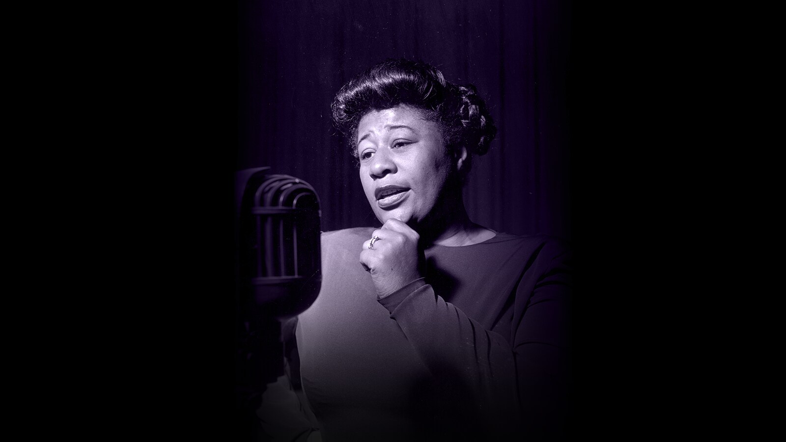 Ella Fitzgerald au micro.