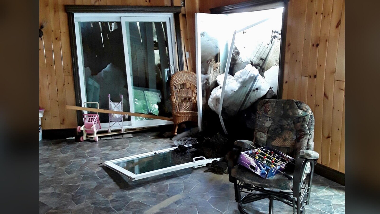 Vue de l'intérieur de la maison. La porte-patio a explosé sous la force du contact avec la glace.