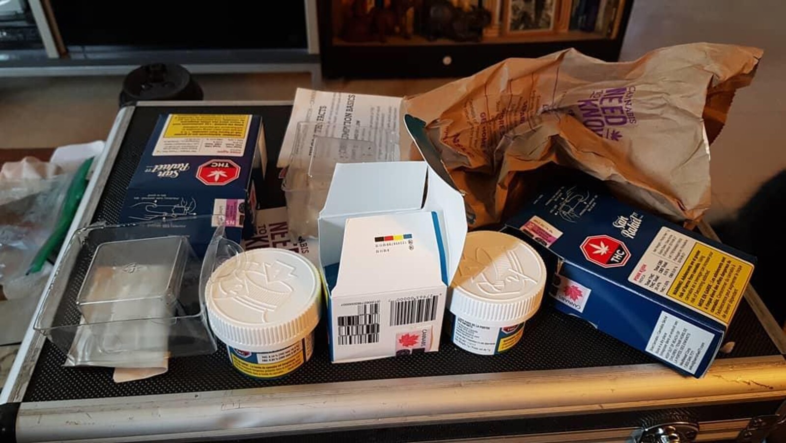 Plusieurs contenants, sacs de plastique et boîtes de carton sont déposés.
